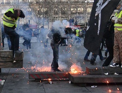 Fransa'da sarı yeleklilerin gösterileri şiddete dönüştü
