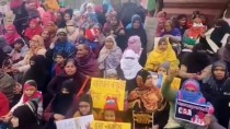 Hindistan'da Binlerce Kadın Sokaklara Döküldü