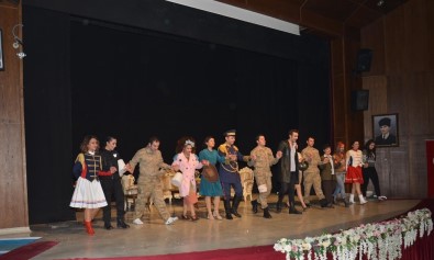 Iğdır'da 'Şapka' Adlı Tiyatro Gösterisi Düzenlendi