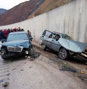 Kazaya Yardım İçin Durdular, Otomobil Çarptı Açıklaması 3'Ü Ağır 9 Yaralı