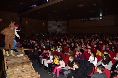 Manisa Büyükşehir'den Çocuklara Karne Hediyesi