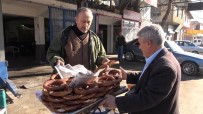 SANAYİ SİTESİ - Müziğin Sesini Duyan Esnaf Simit Almaya Koşuyor