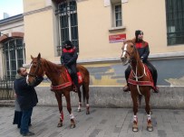 İSTİKLAL CADDESİ - (Özel) İstiklal Caddesi'nde Atlı Polislerin Geçidi Turistlerden Büyük İlgi Gördü