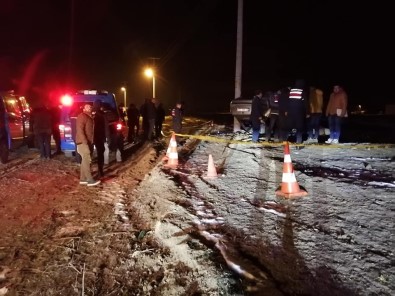 Afyonkarahisar'da Otomobil Elektrik Direğine Çarptı Açıklaması 1 Ölü