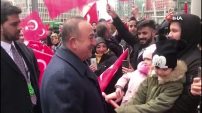 Bakan Çavuşoğlu, Berlin'de Vatandaşlarla Sohbet Etti