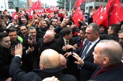 Cumhurbaşkanı Erdoğan Berlin'de Türklerin sevgi gösterileriyle karşılandı