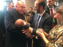 BERLIN - Cumhurbaşkanı Erdoğan, Mahir Bebeğe Altın Taktı