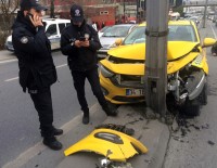 E-5'Te Ticari Taksi Aydınlatma Direğine Çarptı Açıklaması 1 Yaralı