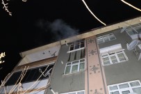 MAHSUR KALDI - Evde Çıkan Yangında Mahsur Kalan Şahsı İtfaiye Ekipleri Kurtardı