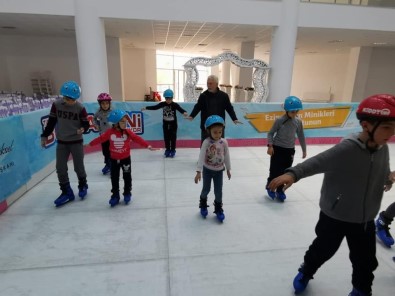 Ezine'de Öğrenciler Yarı Yıl Tatilini Buz Pateni Yaparak Geçiriyorlar