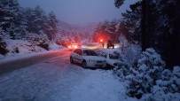 KAR LASTİĞİ - Kar Görmeye Gidip Mahsur Kalan Vatandaşlar Kurtarıldı