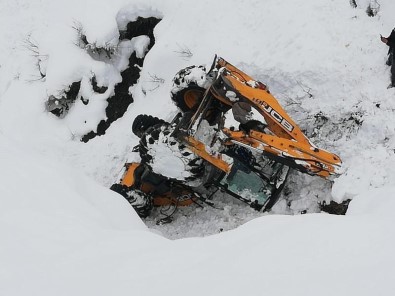 Kardan Kapanan Yolu Açmaya Çalışan İş Makinesi Şarampole Devrildi Açıklaması 1 Yaralı