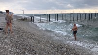 ŞİDDETLİ RÜZGAR - Rus Turistler Soğuk Havaya Aldırış Etmeden Denize Girdi