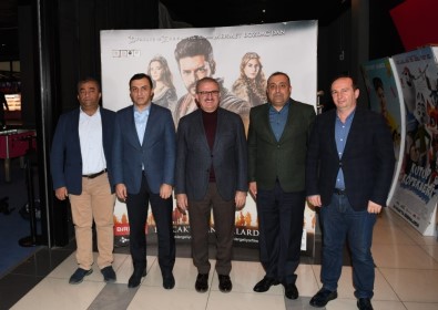 Vali Karaloğlu, 'Türkler Geliyor' Filmini İzledi