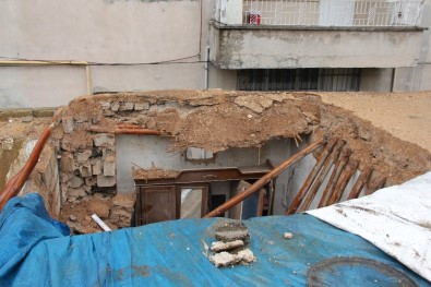 Adıyaman'da Toprak Ev Yağmurdan Çöktü