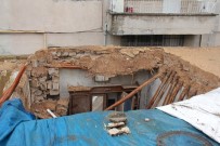 BÖBREK HASTASI - Adıyaman'da Toprak Ev Yağmurdan Çöktü