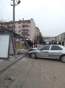 Başkent'te Otomobil Otobüs Durağına Çarptı Açıklaması 2 Yaralı