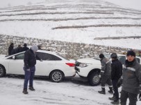KAR LASTİĞİ - Buz Pistine Dönen Yolda 20'Ye Yakın Araç Birbirine Girdi