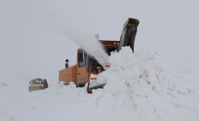 Elazığ'da Kar 5 Köy Yolunu Kapattı