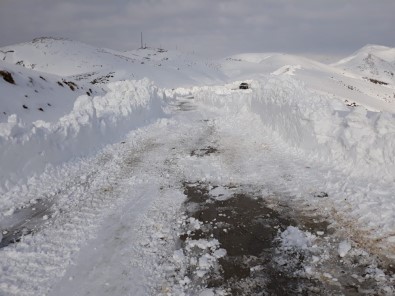Elektriksiz Kalan Köylülerin İmdadına Özel İdare Ekipleri Yetişti