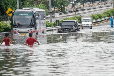 Endonezya'daki Sel Felaketinde Ölü Sayısı 21'E Yükseldi