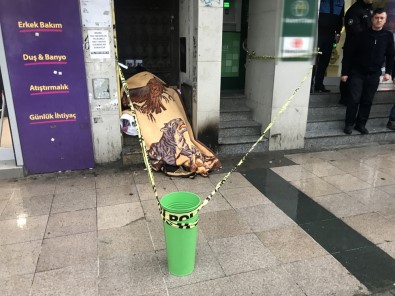 Fatih'te Bir Kişi Kaldırımda Donarak Öldü