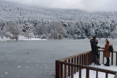Gölcük Tabiat Parkı'ndaki Göl Buz Tuttu