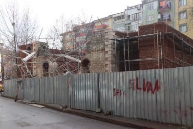 İzmit'te Tarihi Caminin Duvarları Restorasyon Sırasında Yıkıldı