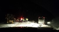 Kar Temizliği Yapan Greydere Çarpan Otobüs Yoldan Çıktı Açıklaması 17 Yaralı Haberi