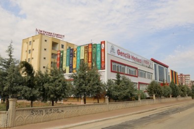 'Millet Kıraathanesi' Öğrencileri Ağırlıyor