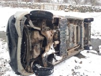İLYASLı - Şuhut'ta Minibüs Dereye Uçtu, 3 Yaralı
