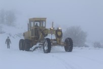 KAR KALINLIĞI - 73 Köy Yolunun Kapandığı Elazığ'da Ekiplerin Kar Mesaisi Başladı