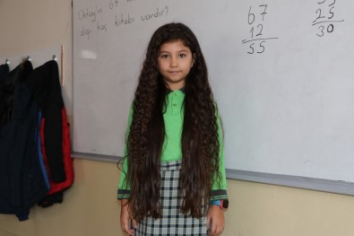 8 Yaşındaki Zeynep Beline Kadar Uzattığı Saçlarını LÖSEV'e Bağışladı