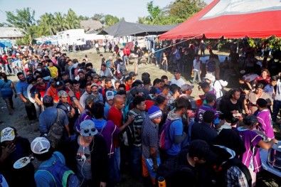 ABD'ye Gitmek İsteyen Göçmenler Meksika Sınırında Bekliyor