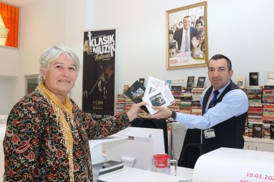 Ataşehir'de Klasik Müzik Festivali'nde 'Bir Kitap, Bir Bilet' Kampanyasıyla Bin Kitap Toplandı