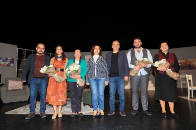 Başkan Zolan'dan 'Geç Kalanlar' İsimli Tiyatro Oyununa Tam Not