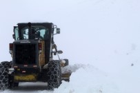 KAR TEMİZLİĞİ - Bingöl'de  Kar 100 Köy Yolunu Ulaşıma Kapattı