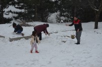KAR LASTİĞİ - Demirci'de Kar Yağışı
