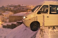 GAZIOSMANPAŞA ÜNIVERSITESI - Direksiyon Başında Kalp Krizi Geçirdi, Minibüs Tellere Asılı Kaldı