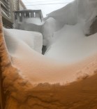KAR FIRTINASI - Kanada'da Kar Kalınlığı 2 Metreyi Aştı, Evlerin Çevresi Karla Kaplandı