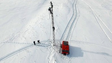 'Kar Kaplanları', Köyleri Elektriksiz Bırakmamak İçin Ölüme Meydan Okuyor