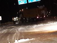 KAR KÜREME ARACI - Kar Küreme Aracı Kaza Yaptı, Yol Bir Süre Trafiğe Kapandı