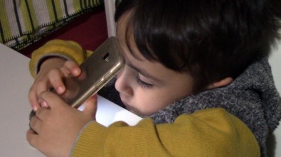 Minik Mehmet Can'ın Telefon Tutkusu Uykuya Yenik Düştü