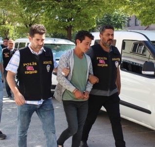 Önce Satırla Vurdu, Ardından Kablo İle Boğarak Parçalara Ayırdı