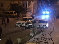 ŞELALE - Otomobiller Çarpıştı Açıklaması 2 Yaralı