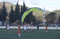 ŞAHIT - Sahaya İnen Yamaç Paraşütçüye Hakem Kırmızı Kart Gösterdi