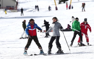 Uludağ'da Acemi Kayakçılara 2 Saatte Eğitim