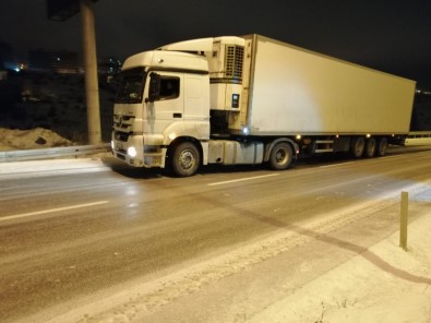Yozgat'ta Yollar Buz Pistine Döndü, Sürücüler Zor Anlar Yaşadı