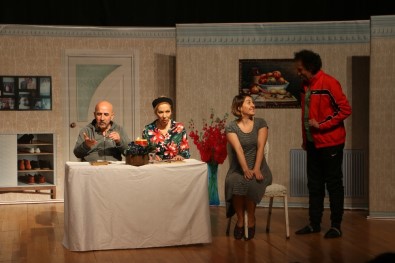 'Bizim Evde 2 Devre' Oyunu Kartallı İzleyicileri Kahkahaya Boğdu