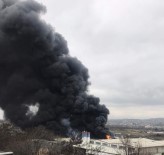 İTFAİYE ARACI - Bursa'da Geri Dönüşüm Fabrikasında Büyük Yangın
